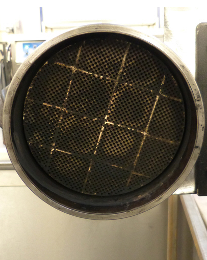 Filtro de partículas saturado de carbonilla, antes de la limpieza